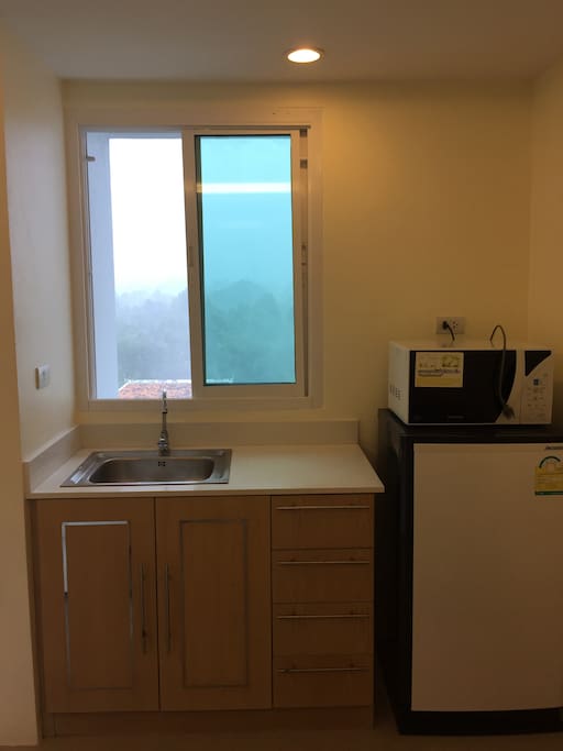Kitchen sink/micro wave/fridge