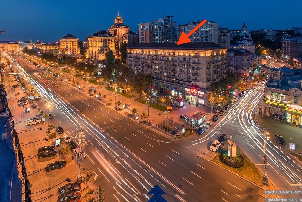 The apartment is located on the 5th floor. This is the 3rd entrance from the Independence Square and from Bessarabian market, from the courtyard. The entrance door has a combination lock, which is good for your safety.