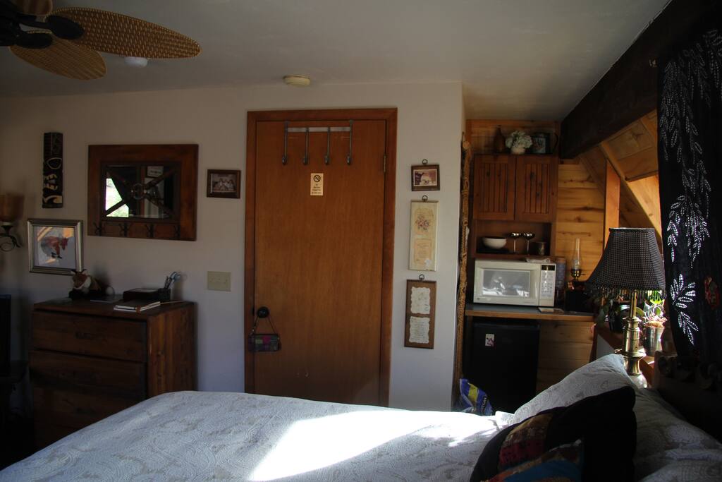 A little kitchenette is tucked away in the corner offering you a little fridge and microwave.