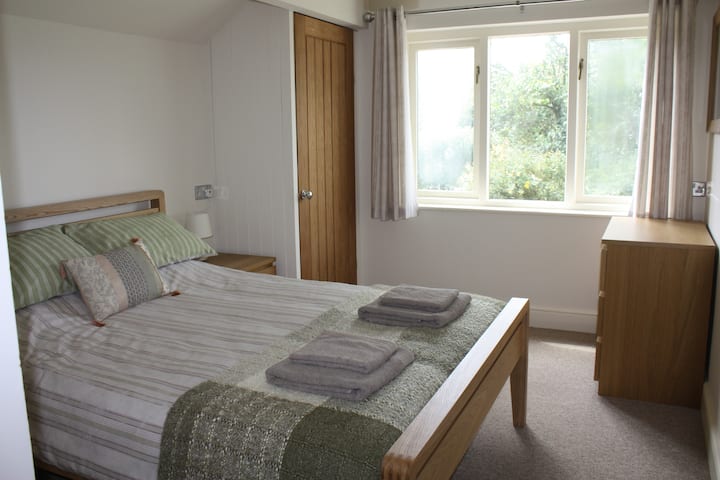 Cama matrimonial de tamaño completo y mucho espacio para colgar y guardar durante una semana 