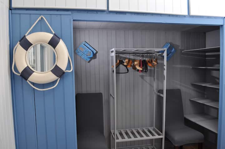 Izba je vybavená dostatkom úložného priestoru.