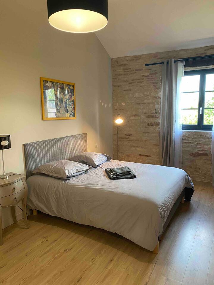 LIT QUEEN SIZE CHAMBRE 1