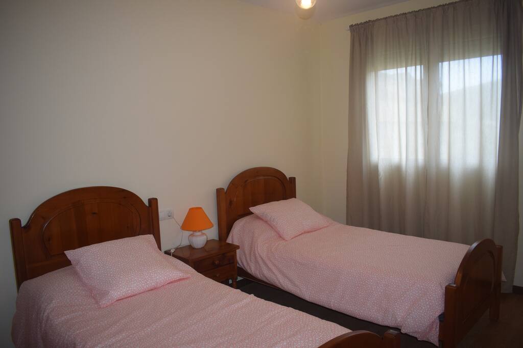 Dormitorio con dos camas