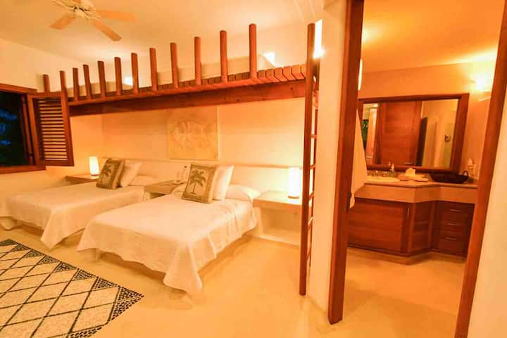 Lujosa habitación doble ubicada en plata baja, baño propio y vista al mar.