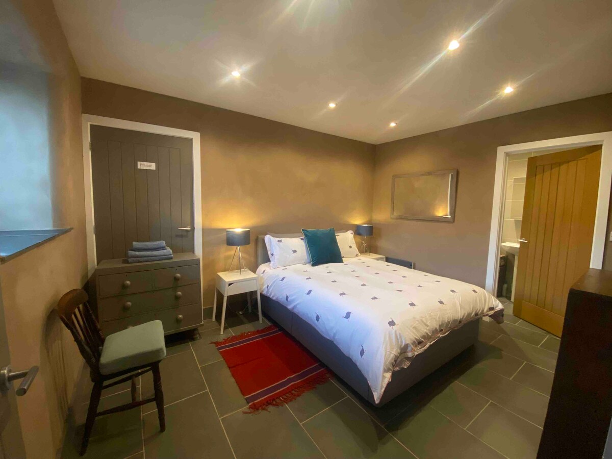 ห้องนอนในตัวพร้อมเตียงคิงไซส์