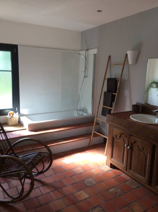 Grande salle de bains avec baignoire et double vasque