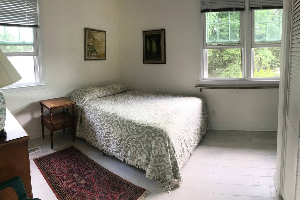 We are just getting set up and ready for guests! More photos coming soon. This is a dedicated space with it's own entrance and facilities. Located on cul-de-sac in very quiet neighborhood. We are located just 5 minutes from downtown Asheville. It's 2 miles from Highland Brewery, the Mountain to Sea trail is in our back yard as we adjoin national park land. You can hike right out of your apartment to beautiful overlooks on the Mountain to Sea Trail and the Folk Art Center on the Blue Ridge Parkway is about a 20 minute hike or a 5 minute drive. We are also 5 minutes from local restaurants, the Asheville Mall and movie theaters.