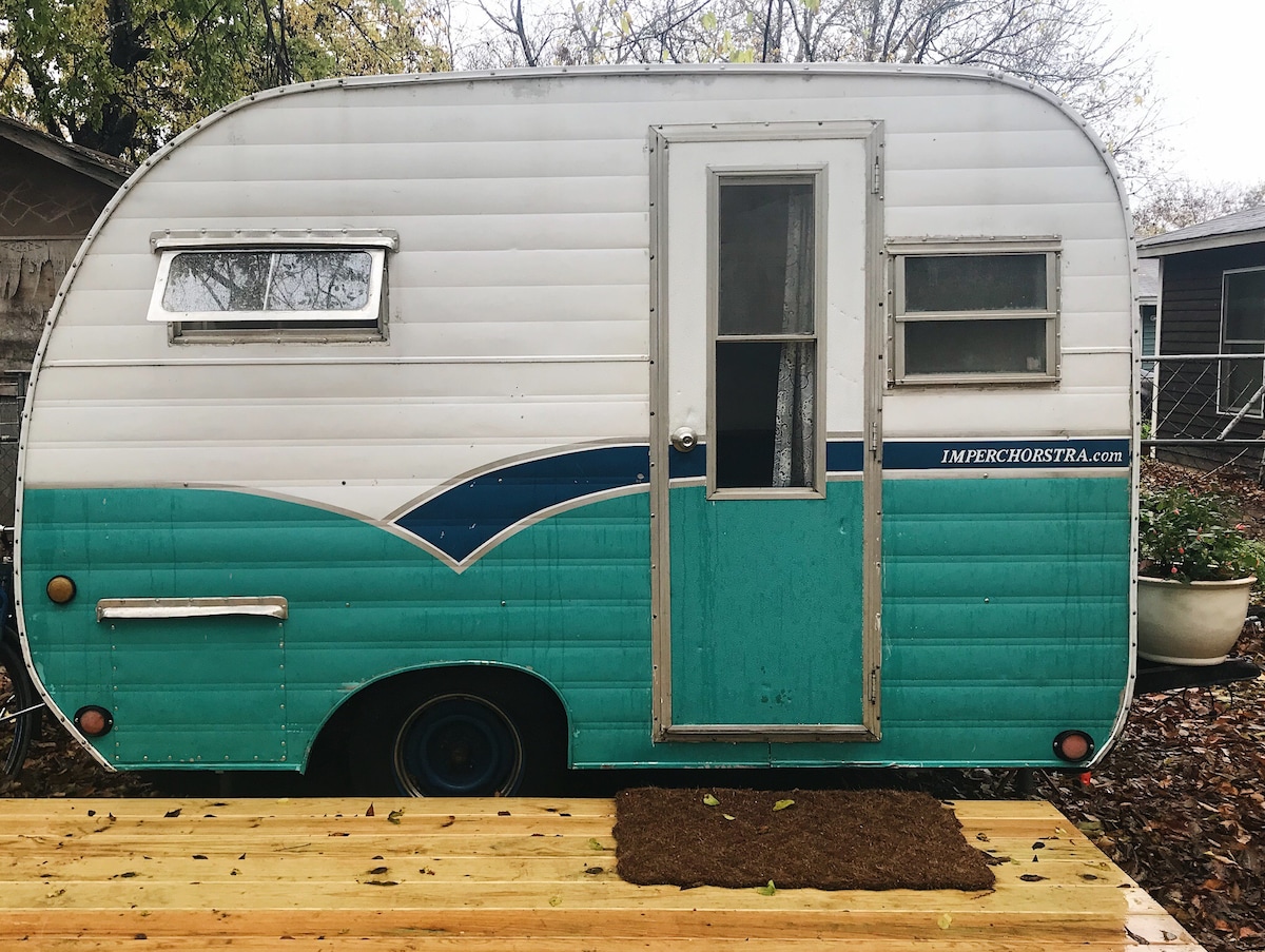 Mwonekano wa nje wa hema la Shasta lililokarabatiwa la 1950 ambalo lina chumba cha kulala cha kustarehesha.