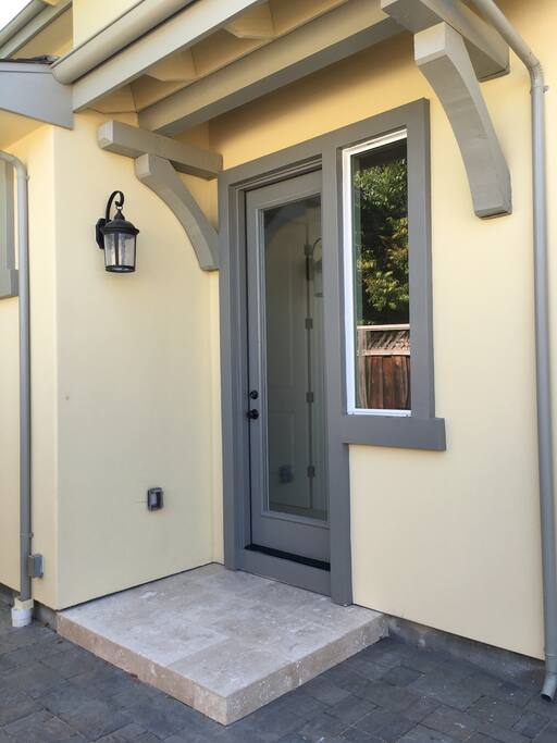 Private Entrance w Self Check In lockerBox