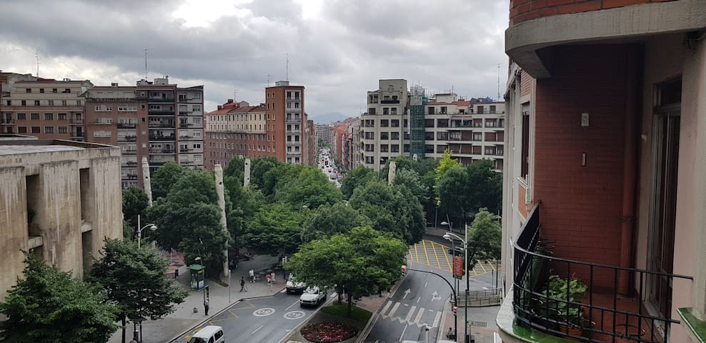 Bilbao centro. Habitación individual,piso acogedor