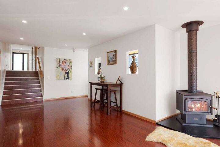 Modern, spacious & sunny home with stunning views. gallery image 3