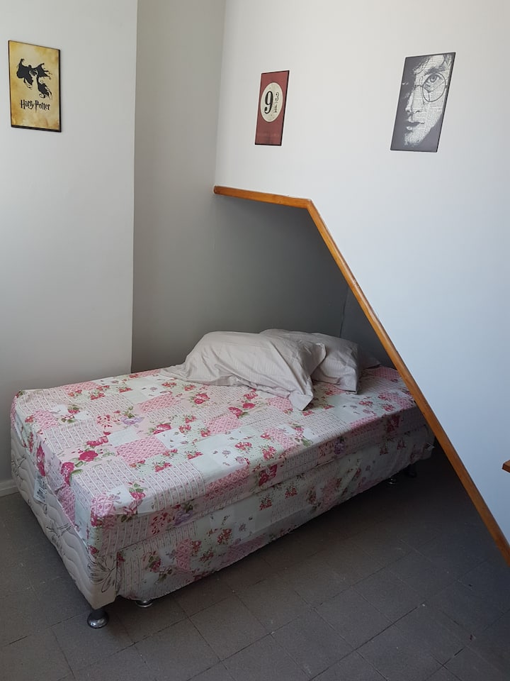 Hii sio barabara ya Alfeneiros lakini ikiwa wewe ni shabiki wa Harry Potter tuna chumba chini ya ngazi.  
Kumbuka: utegemezi wa zamani 