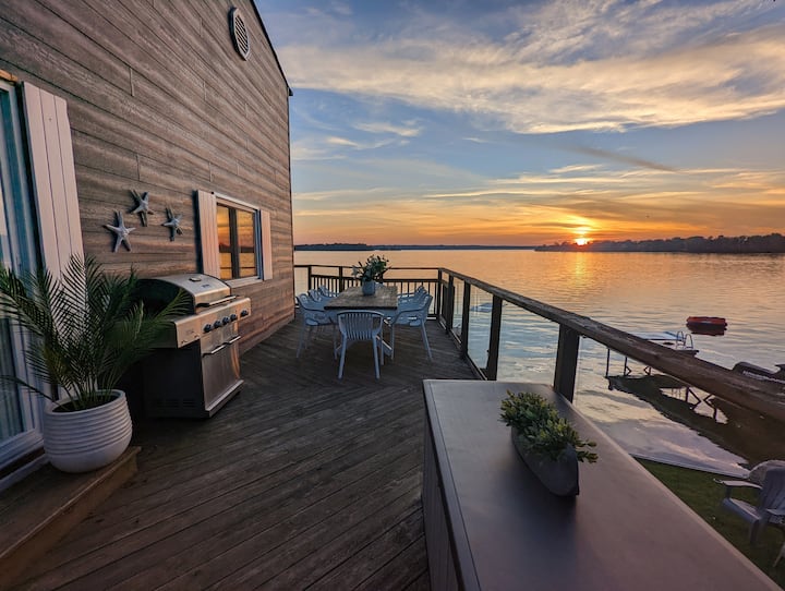 Beautiful Lakefront Cottage/Lake Couchiching Cottages for Rent in