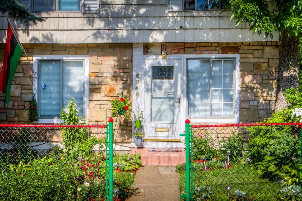 Cozy Townhouse Entry