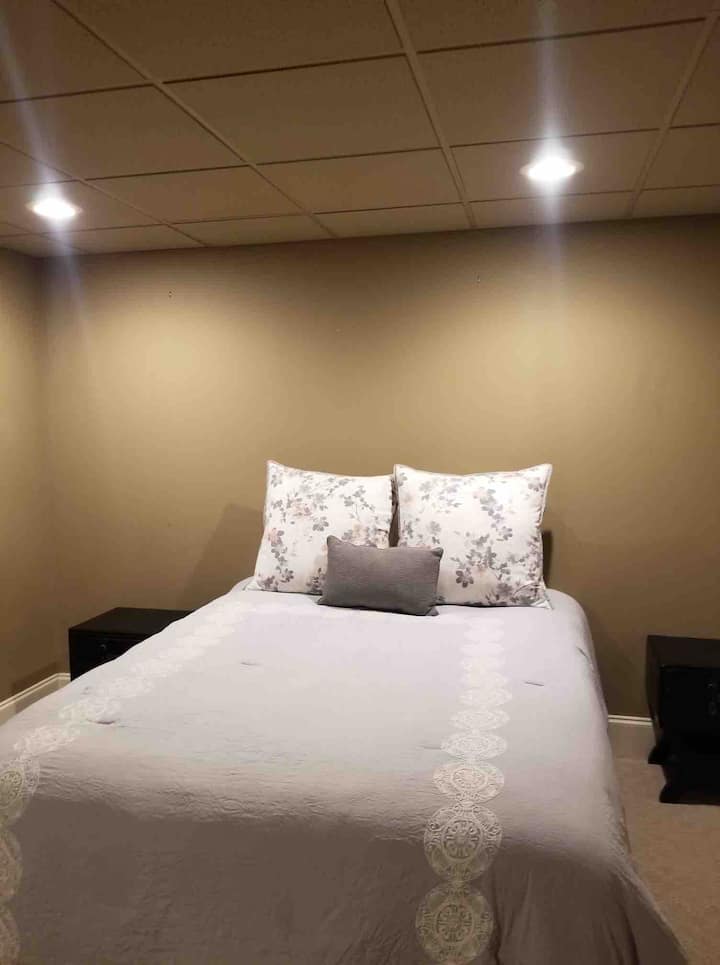 Kellerschlafzimmer mit Queensize-Bett 