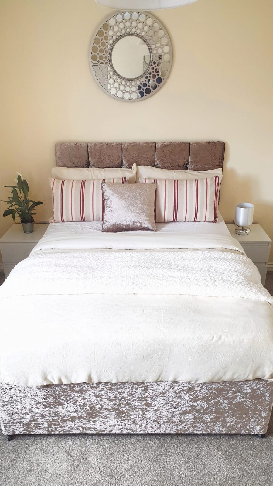 Chambre principale spacieuse avec salle de bains privative et armoire