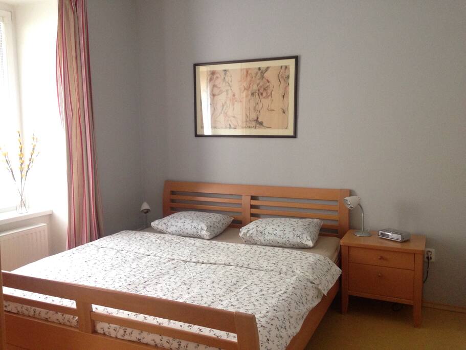 Bedroom with a comfortable queen-size bed.