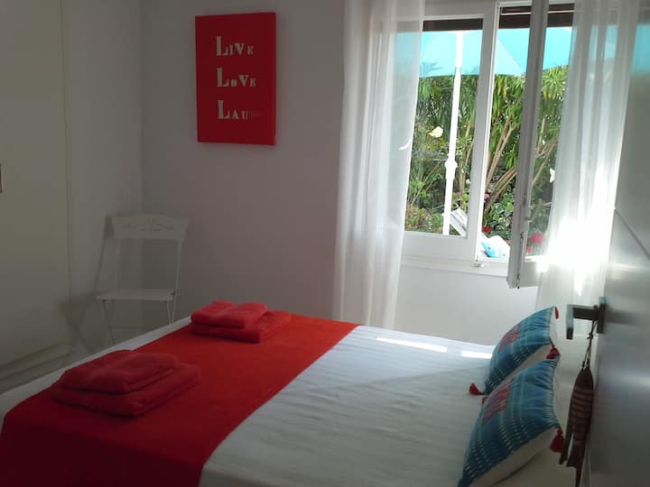 Habitación climatizada con una cama de 1m40x200 (2p). Fundas de almohada de dimensiones españolas.