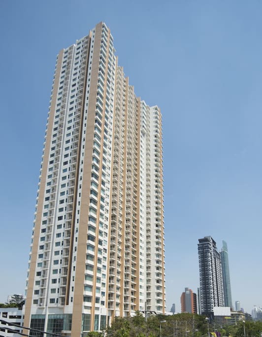 Villa Sathorn Condominium located at Krungthonburi Rd.
Off BTS Krunthonburi station Exit No.3