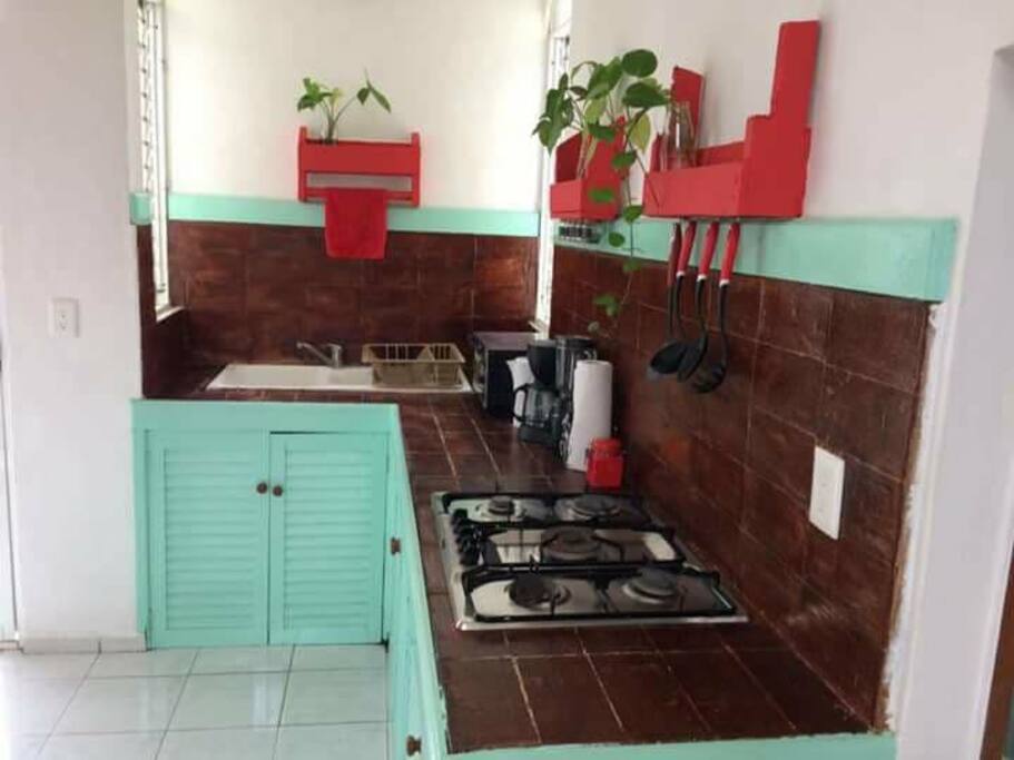Cocina completamente equipada:
Estufa
Horno Eléctrico
Microondas
Refrigerador
Tostadora
Licuadora
Cafetera
Calentador de Agua Electrico
Utensilios de Cocina para 8 Personas
Utensilios para niños.