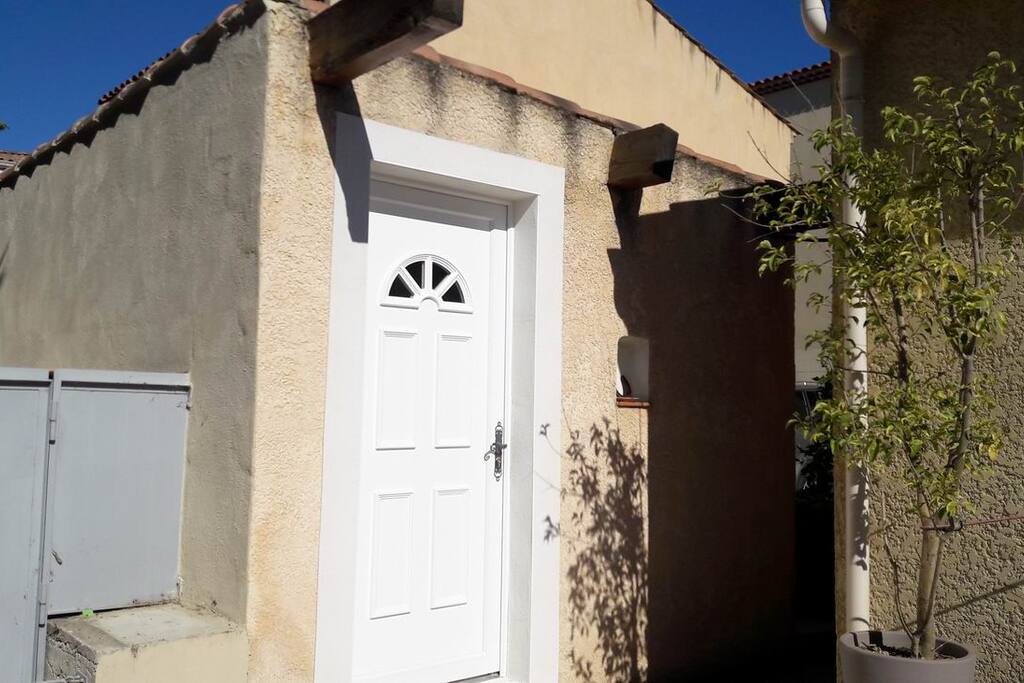 L'entrée de la chambre, à côté de la maison