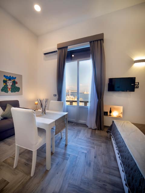 Annuncio Airbnb popolare: IL GRANAIO SULLO STRETTO SEA VIEW STUDIO a Messina