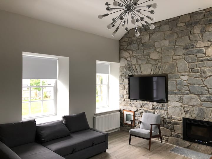 Romantic Hideaway - 1850's Schoolhouse - Loughrea