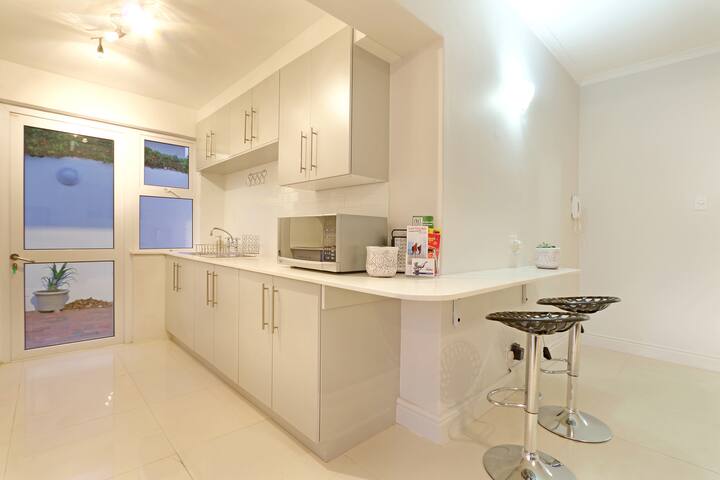 CAMPS BAY Next to the Beach Apartment gallery image 4