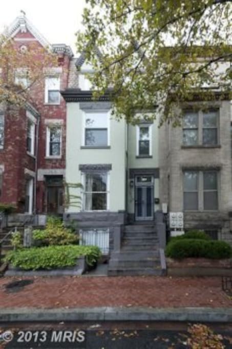 Centrally located townhouse; great urban living