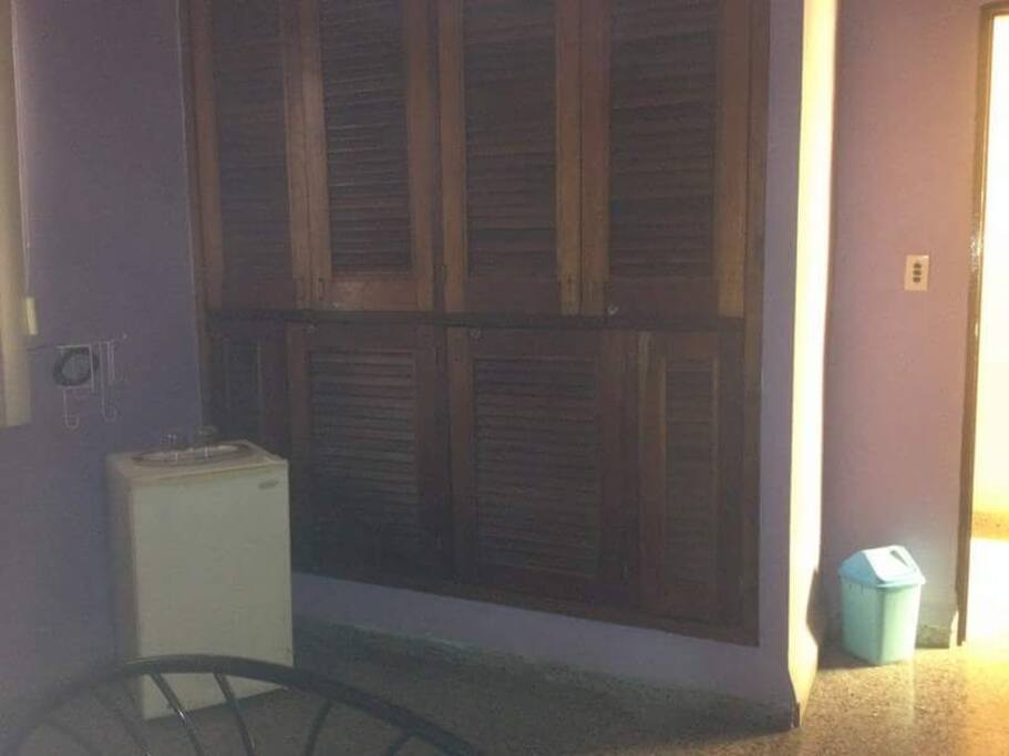 nevera en el cuarto, closet