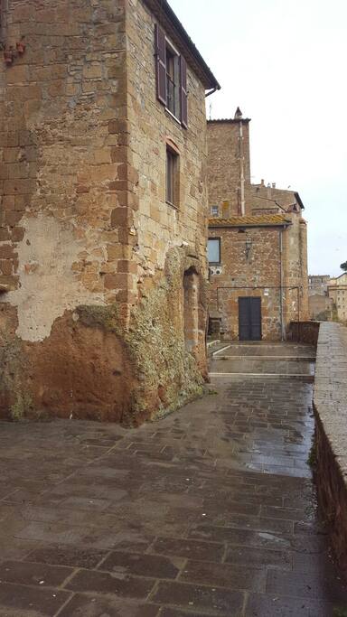 Casa e piazza sottostante vista valle