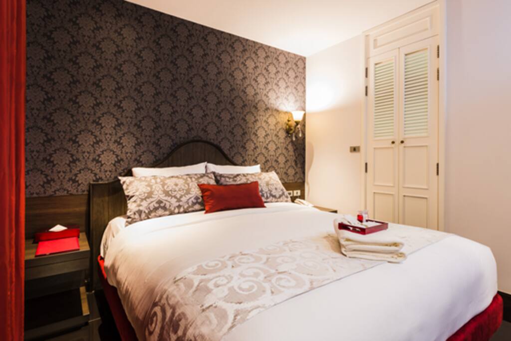 DELUXE KING SIZE BED
Approx. Room Size : 15.00sqm.
Maximum Adults : 2 Adults
Peaceful and relaxing in one of our stylish room design filled with useful amenities. Take a rest in our comfortable King-Sized Bed to unwind after a long day out.