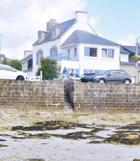 Nice house overlooking the sea, with your feet in the water!