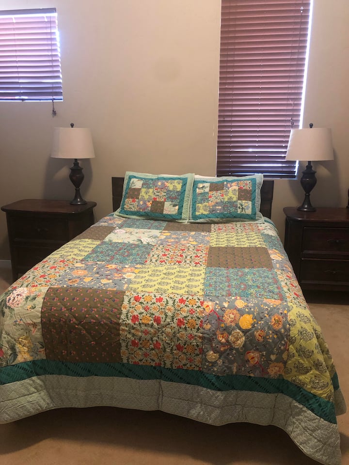 Menšia manželská posteľ v samostatnej spálni