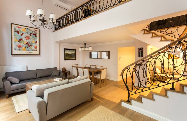 Amazing Triplex Apartment with Private Backyard 21 gallery image 5