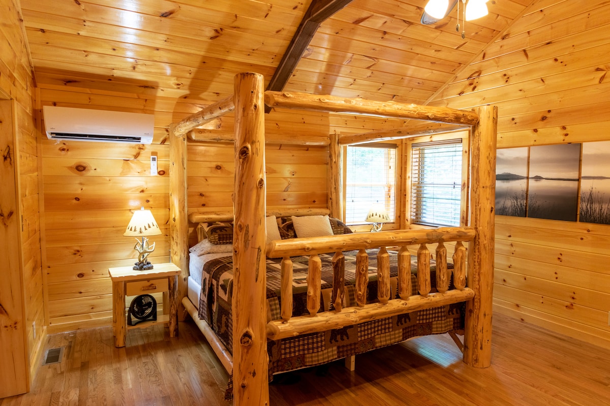 חדר השינה הראשי למטה עם מרפסת הפונה לנחל הקטן בחוץ. יש לו גם חדר אמבטיה פרטי משלו.