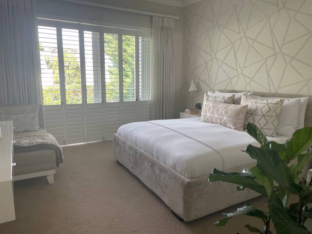 Stunning central home – in/out-door living gallery image 5