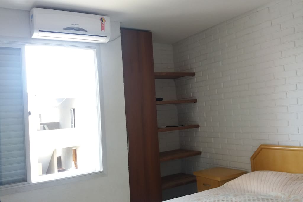 Quarto de casal com ar condicionado.