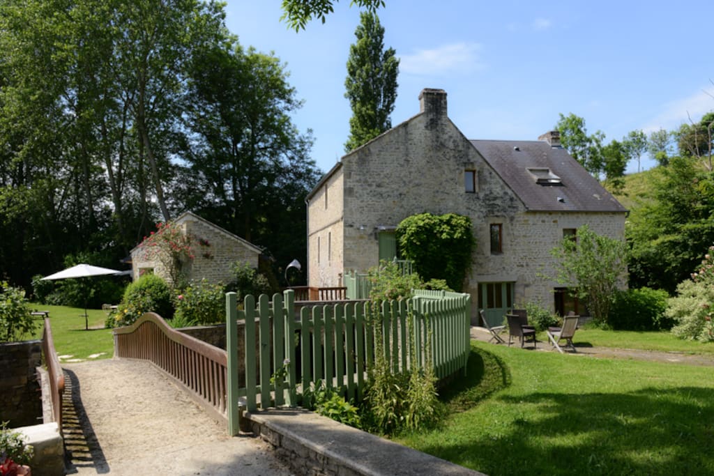 Le charme d'un ancien moulin avec ses ponts et son jardin privatif