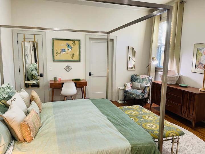 chumba kikubwa cha kulala #1 king kitanda na dawati, kabati ya nguo na kabati. 