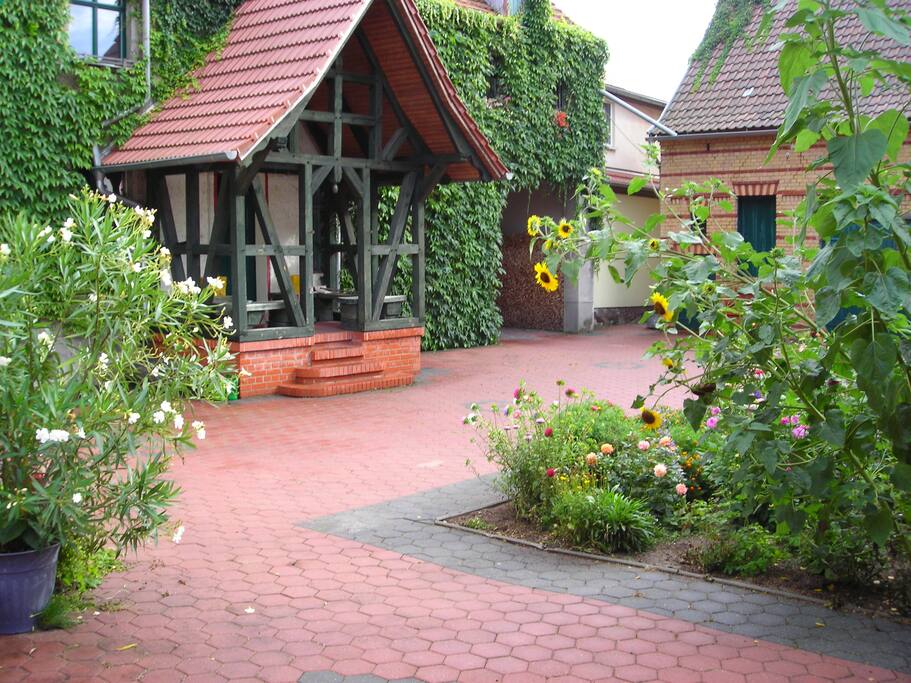 Das ist die Hofansicht. Ein Fahrzeug kann hier gern stehen und man geht von hinten ins Haus - die Wohnung befindet sich unten rechts im Erdgeschoss.