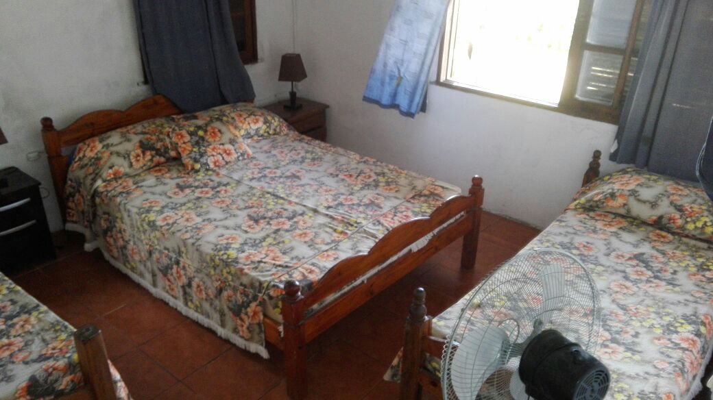 ห้องนอนที่มีเตียงคู่และเตียงเดี่ยว 2 หลังที่สามารถปรุงอาหารบนเตียงสองชั้นได้