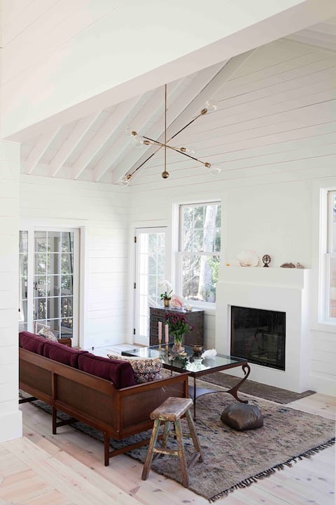 Popular Airbnb listing: Water view with Exceptional Light in Springs