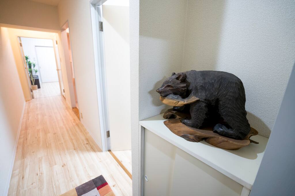 Spacious corridor.広い廊下。宽敞的走廊。