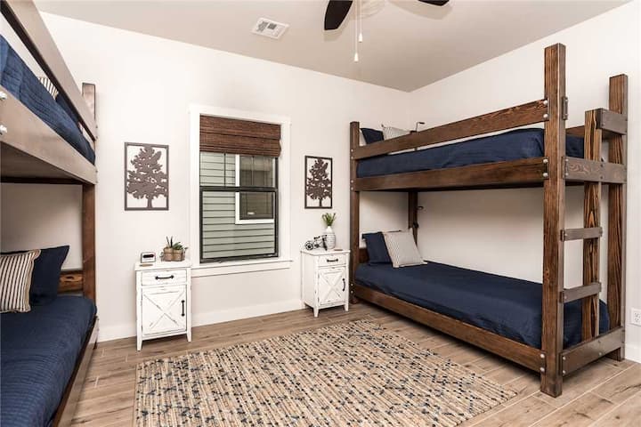 Двокреветни легла XL во главната и во гостинската соба. (Иста должина како брачен) Совршено за возрасни групи!