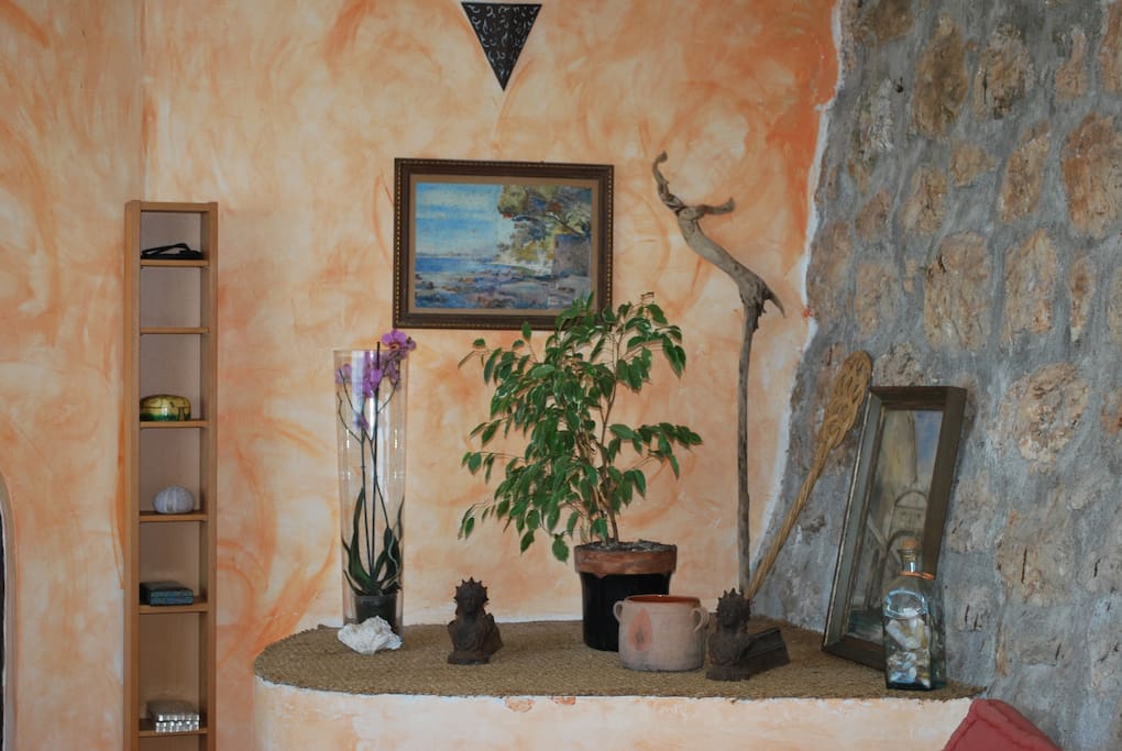 Une décoration soignée dans le salon.