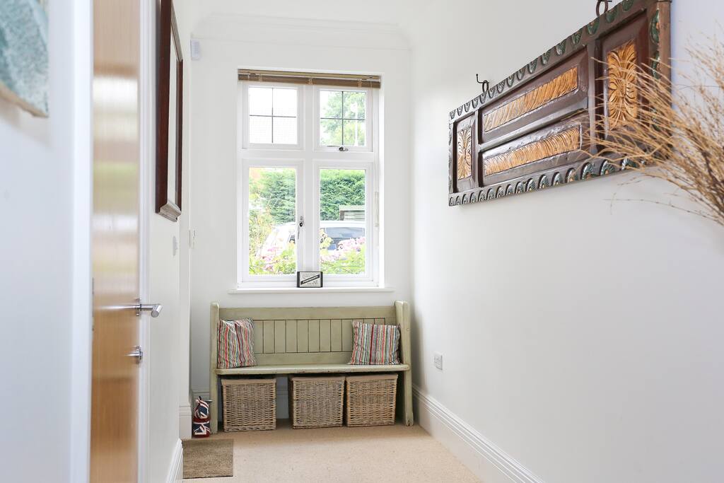 Entrance hall with baskets for the guests' shoes