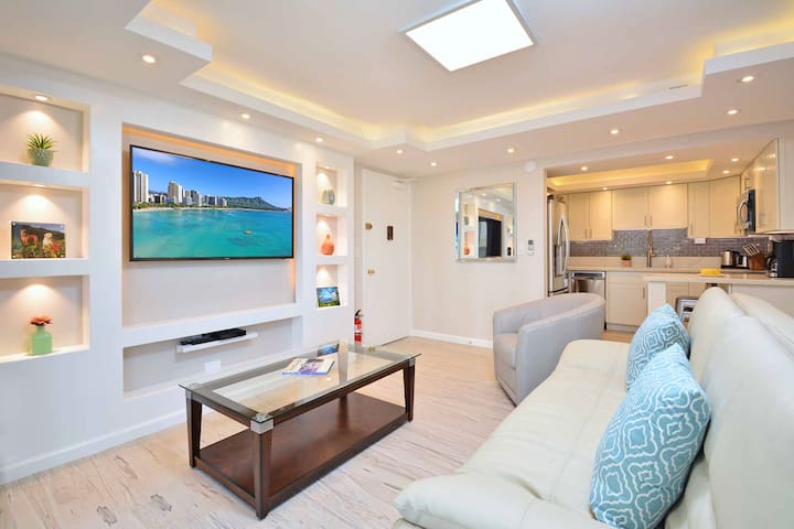 0.5 block to Waikiki beach/washer/dryer/parking