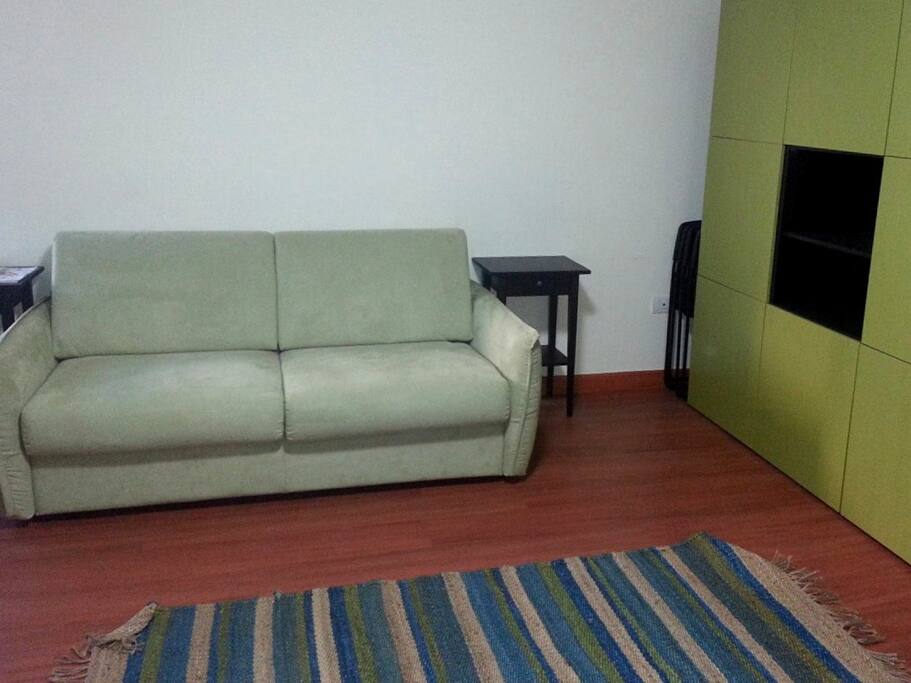 Il divano letto a due piazze del soggiorno