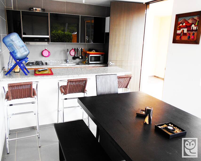 Comedor interior para 8 personas + meson tipo bar